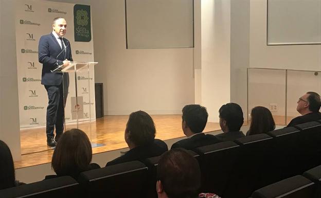 Bendodo, ayer en la presentación de la campaña de la Gran Senda a los profesionales del turismo. /Sur