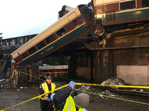 Imagen de un vagón que cayó sobre la autopista en hora punta. :: efe/