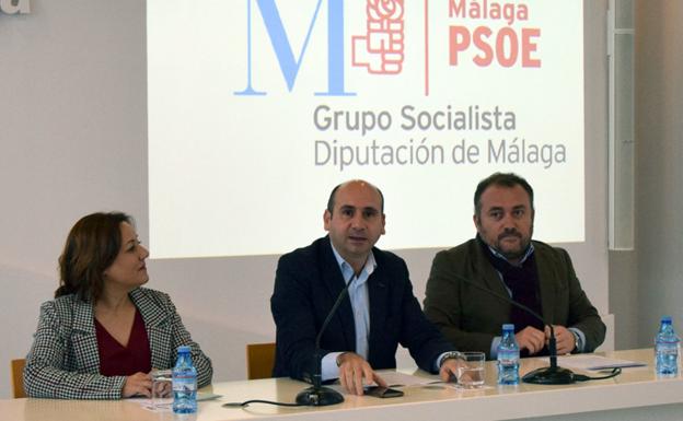 Conejo, en el centro, durante la rueda de prensa de esta mañana./SUR