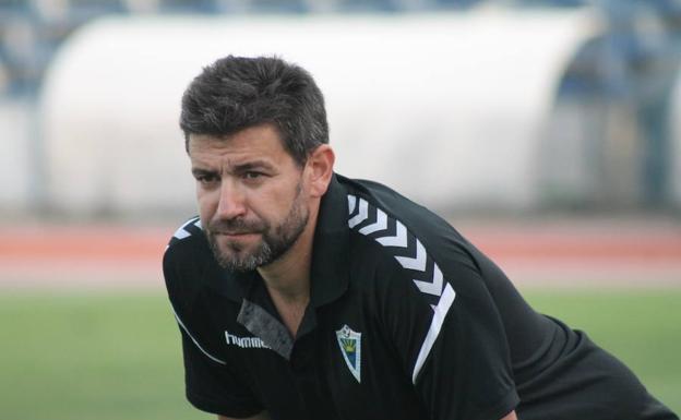 Fernando Estévez observa a sus hombres durante un entrenamiento. /J. R.