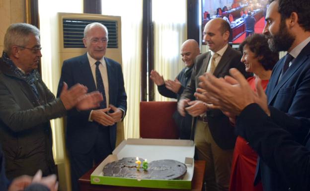 Antes del pleno municipal, han sorprendido al alcalde con esta palmera de cumpleaños. /Salvador Salas
