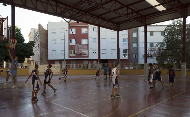 Niños entrenando en el colegio Lex Flavia, cuya pista deberá ser insonorizada con paneles. /Ñito Salas