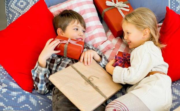 Niños con regalos navideños./SUR