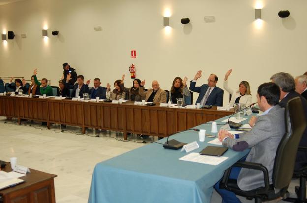 La bancada del PP vota a favor de la aprobación de las Cuenta de 2016. /Charo Márquez
