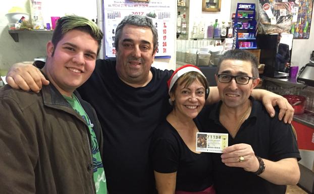 Paco y Sebas junto a familiares en su bar../