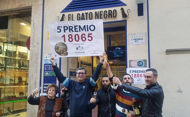 Celebración del quinto vendido en Gato Negro./Salvador Salas