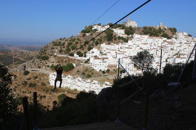 Casares inaugura hoy su tirolina con vistas al casco histórico