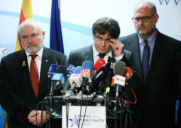 Carles Puigdemont comparece ayer en Bruselas. :: Stephanie Lecocq / efe/