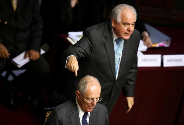 El presidente Kuczynski escucha sentado mientras su abogado se dirige a los congresistas. :: reuters
/