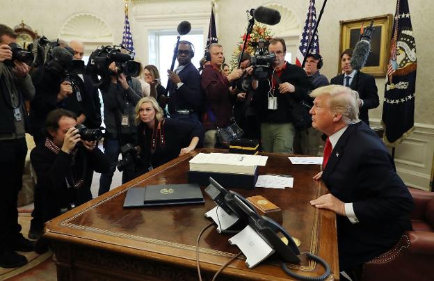 El presidente Trump firmó ayer en el Despacho Oval y ante los periodistas su controvertida reforma fiscal. :: Chip Somodevilla / afp/