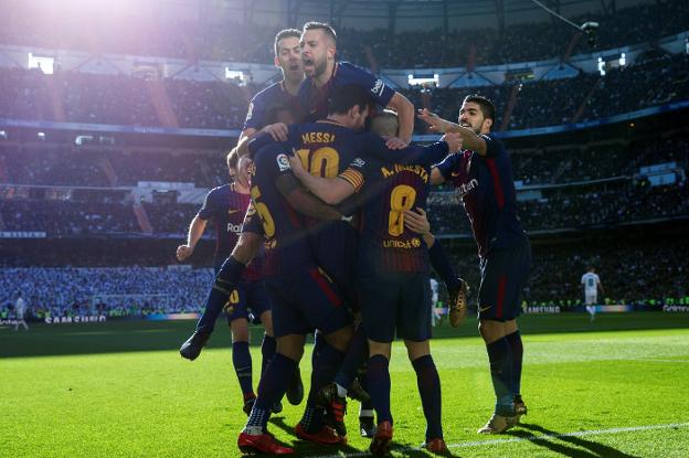 Leo Messi celebra con sus compañeros el gol que decidió el clásico que el Real Madrid y el Barcelona disputaron en el Santiago Bernabé. :: rodrigo jiménez / efe/