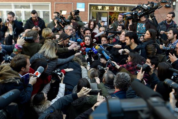 Arrimadas atiende a los medios de comunicación tras votar en Barcelona el pasado jueves. :: LLUIS GENE / afp/