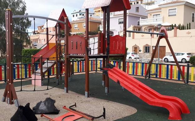 Daños en el parque infantil de la calle Cicerón, en Puerto de la Torre. /SUR