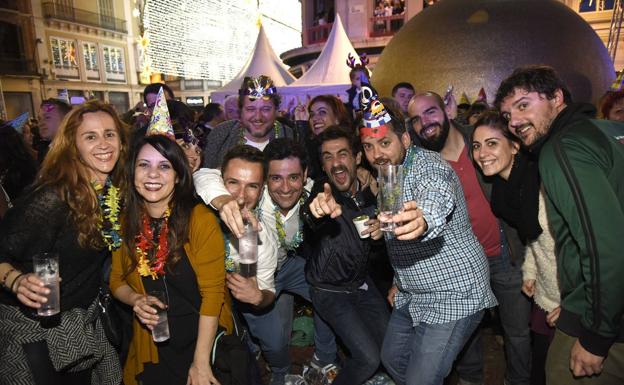 Un grupo de jóvenes celebra la Nochevieja en el centro (archivo)./Francis Silva