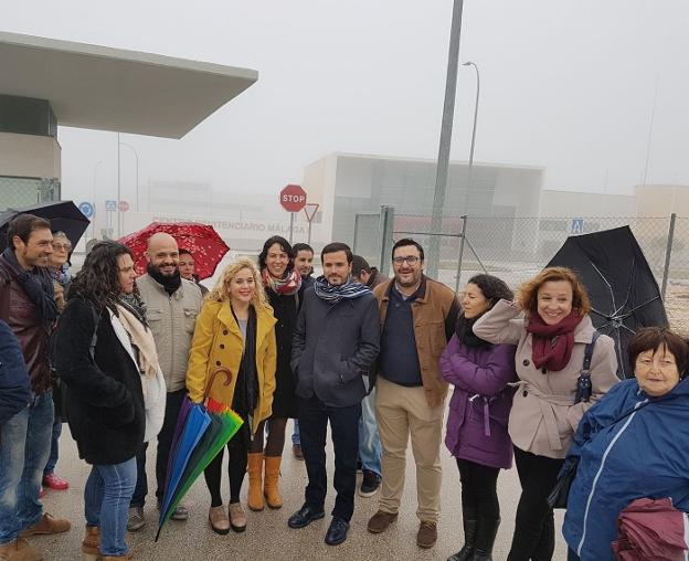 Alberto Garzón, junto a miembros de IU, en la prisión. :: sur/