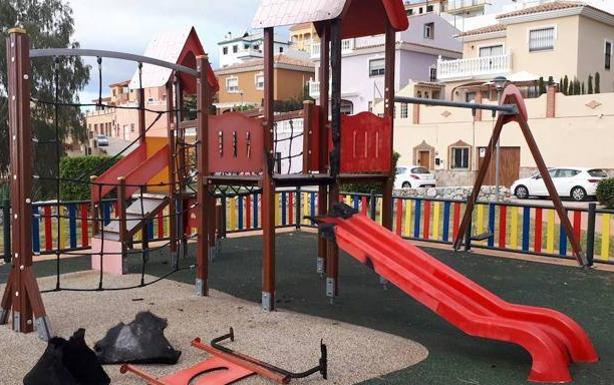 Daños en el parque infantil de la calle Cicerón./