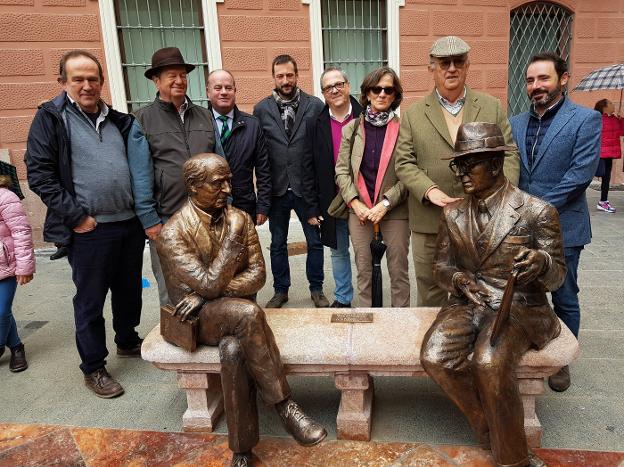 Los familiares de Muñoz Rojas y del director del instituto José María Fernández, junto a las dos esculturas. /Antonio J. Guerrero