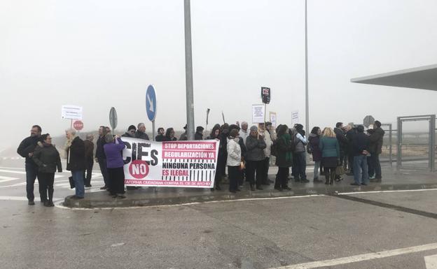 Protesta, este sábado, en las puertas del centro penitenciario de Archidona./F. Torres