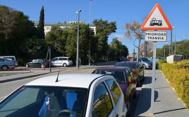 Señal de peligro advirtiendo del paso de un tranvía que lleva para seis años sin circular en Vélez. /Eugenio Cabezas