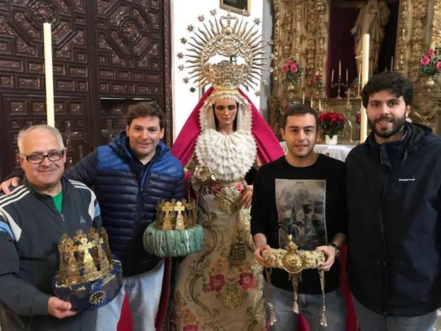 Jóvenes que encarnarán a los Reyes Magos en la cabalgata de la Santa Cruz. a. o./
