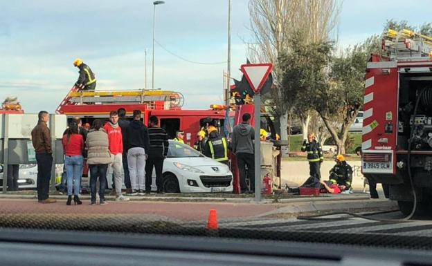 Aparatoso accidente con el vuelco de un coche a la entrada de Churriana