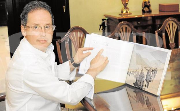 Carlos Fernández, en el salón de su casa en Argentina./DANIEL ALÁNIZ