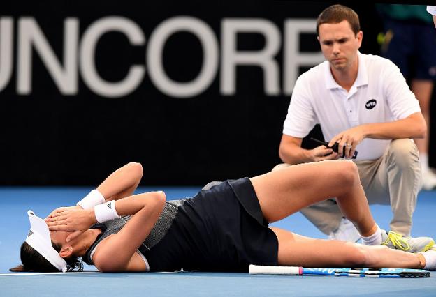 Muguruza, tendida ayer sobre la pista ante el supervisor. :: ap
/