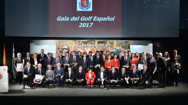 Foto de familia de los protagonistas del golf español a lo largo de la temporada 2017 durante la gala organizada por la RFEG. :: sur
/