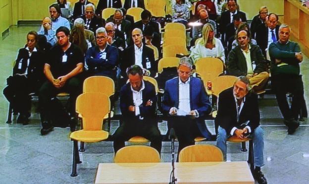 Los cabecillas de la 'trama Gürtel' asisten en primera fila a una de las vistas del juicio. :: j. j. guillén / efe/