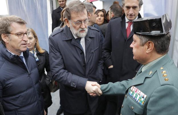 Rajoy felicita al coronel Jambrina, ayer en Santiago, por la investigación del caso de Diana Quer. :: efe/