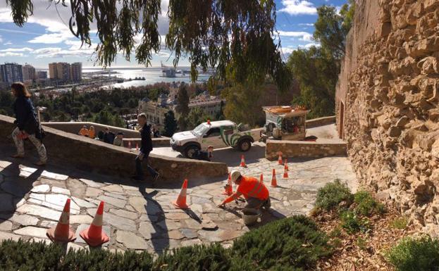 Trabajos de reparación del pavimento realizados estos días en el sendero de subida a Gibralfaro./