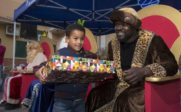Benedite Akam, ayer, en el acto de entrega de regalos a hijos de agentes de la Policía Local. /Ñito Salas