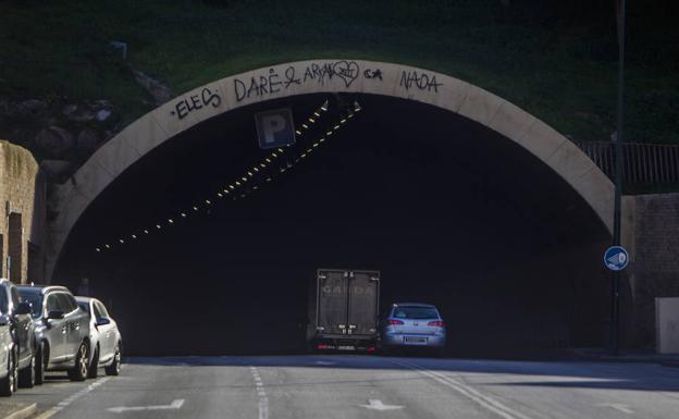 En el túnel que conecta la plaza de la Merced con el Parque se alcanzan más de cien decibelios. /Fran Acevedo