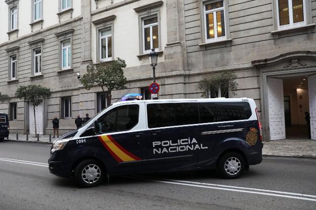 El furgón que trasladó a Junqueras desde la cárcel de Estremera se dispone a entrar en el Tribunal Supremo. :: Susana Vera / reuters/