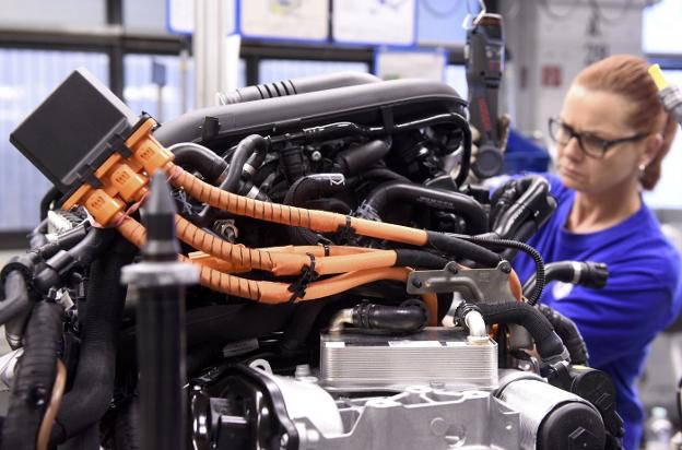 Una trabajadora montando un motor en una fabrica de Volkswagen en Alemania. :: reuters/