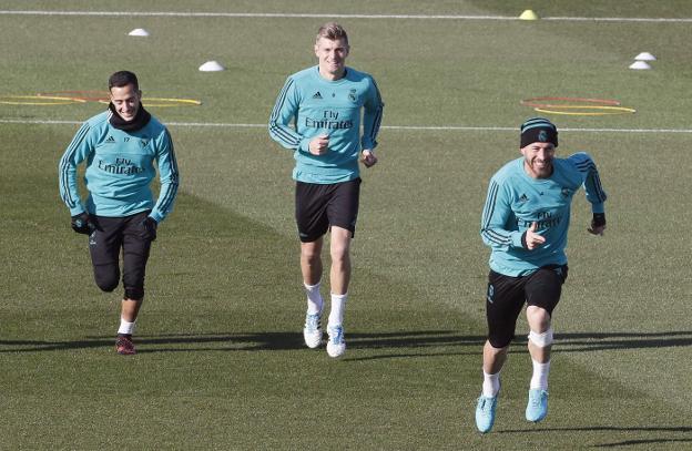Lucas Vázquez, Toni Kroos y Sergio Ramos se entrenan en Valdebebas. :: Fernando Alvarado. efe/