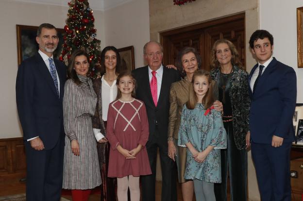 Juan Carlos I posa en la Zarzuela junto a su familia tras el almuerzo multitudinario al que no asistió la infanta Cristina. :: francisco gómez / casa real/