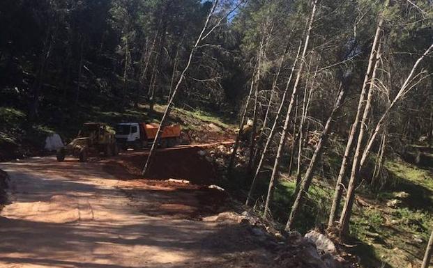 Construcción el carril de acceso al nuevo sondeo de Villanueva del Trabuco. /Sur