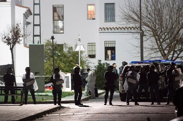 Despliegue policial en Coín tras la reyerta mortal. :: efe/