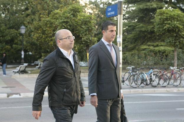 El exdirigente nacionalista Alfredo de Miguel (izquierda) llega a los juzgados de Vitoria junto a su abogado. :: Rafa Gutiérrez/