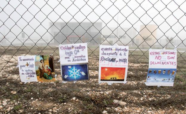 Carteles de apoyo a los inmigrantes en las vallas de la prisión de Archidona. /F. Torres