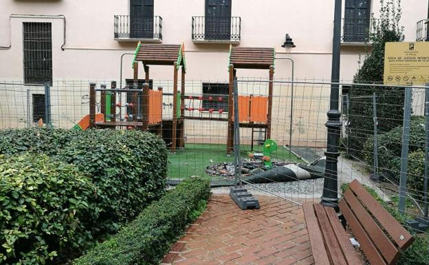 El parque infantil, en obras.