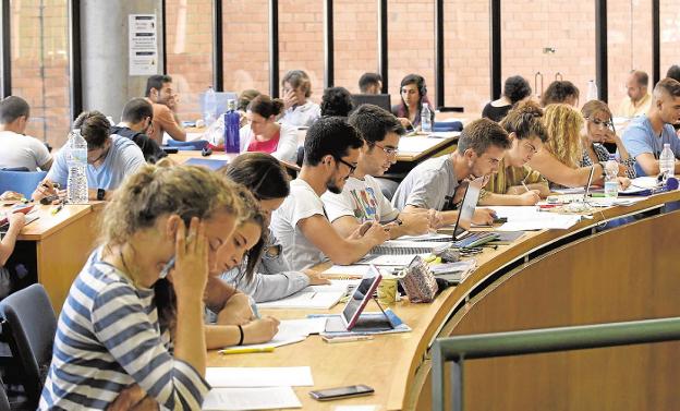 La Biblioteca General es la primera en ampliar su horario en estas fechas. :: crónica/