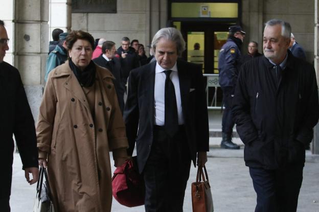Magdalena Álvarez, el abogado José María Mohedano y José Antonio Griñán a la entrada del juicio . :: eP/