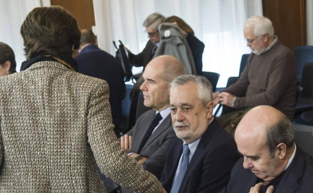 Gaspar Zarrías saluda a Magdalena Álvarez en presencia de José Antonio Griñán y Chaves, ayer durante el juicio. /Efe