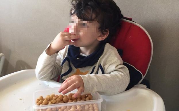 Imagen del niño desayunando garbanzos subida por la nutricionista. /Twitter