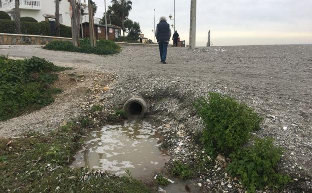 Imagen del vertido de aguas fecales en la desembocadura del río Chíllar, ayer al mediodía. /E. Cabezas