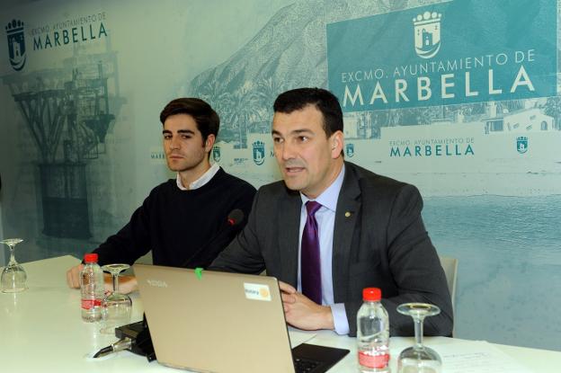 Garre, ayer, en un momento de la rueda de prensa, acompañado por un técnico de su delegación. /Josele-Lanza -