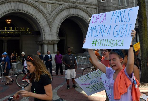 Imagen de partidarios de los 'soñadores' que se movilizaron la pasada semana frente al hotel Trump de Washington. :: Paul J. RICHARDS / afp
/