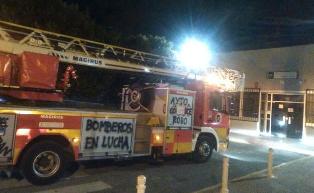 Los bomberos, durante su actuación en el hospital Clínico.
